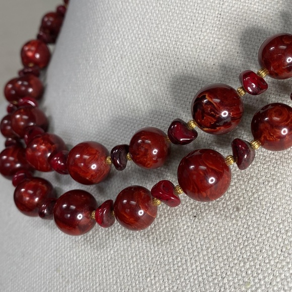Vintage double strand marbleized rust red bead necklace - Picture 2 of 7